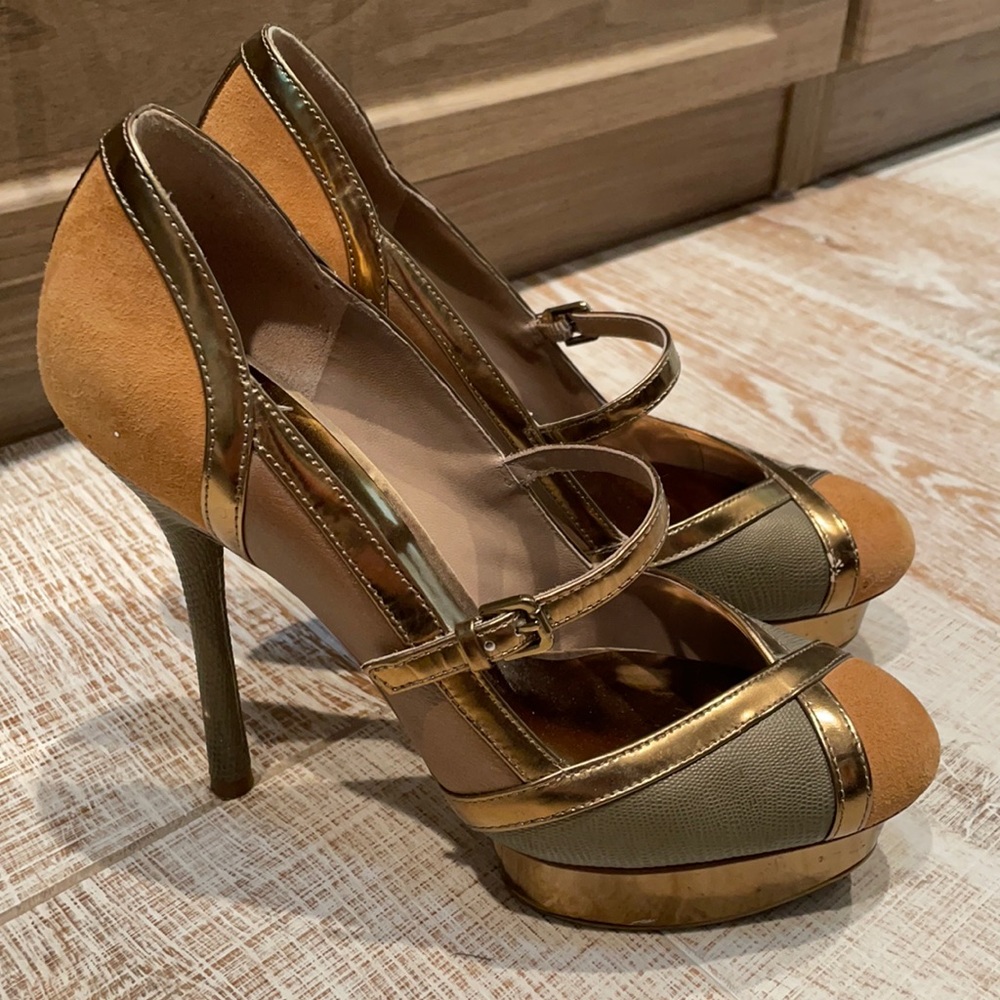 Gold metallic platform pumps
